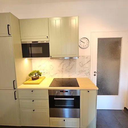 Ideal 1br Near Train Station-gar15 *