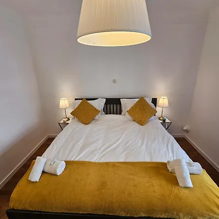 Ideal 1br Near Train Station-gar15