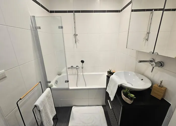 Ideal 1br Near Train Station-gar15 Apartman *