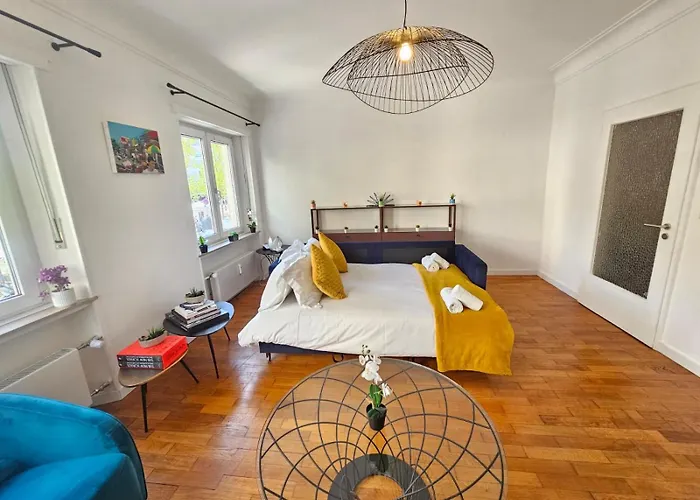 Ideal 1br Near Train Station-gar15