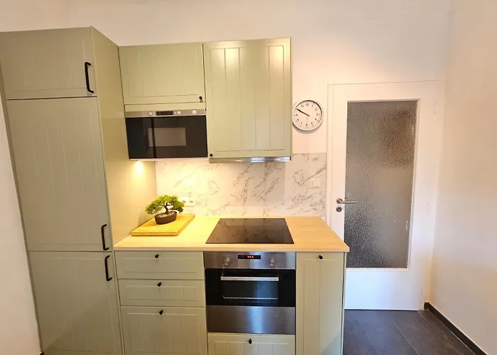Ideal 1br Near Train Station-gar15 *