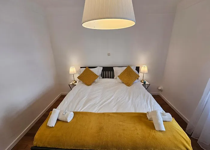 Ideal 1br Near Train Station-gar15