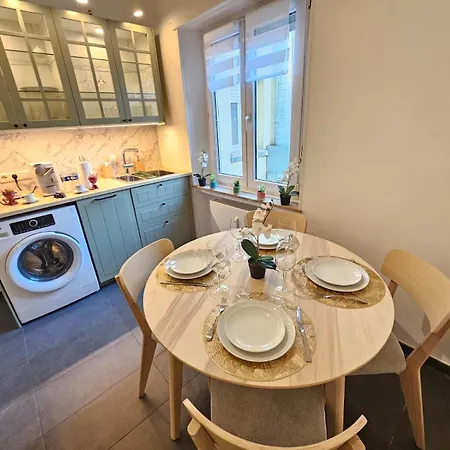 Ideal 1br Near Train Station-gar15